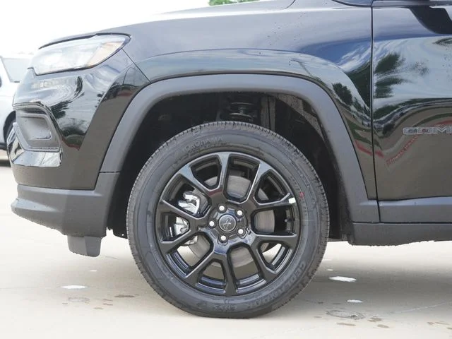 New 2026 Diamond Black Crystal Pearl-Coat Exterior Paint Jeep Latitude image 5
