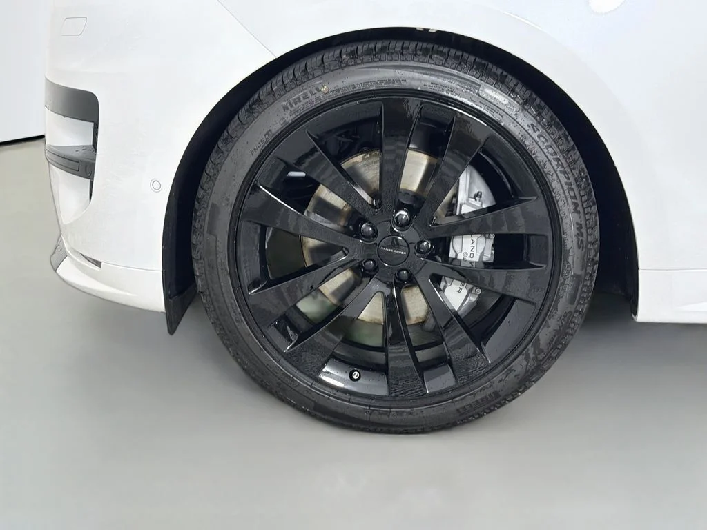 New 2026 Ostuni Pearl White Land Rover Dynamic SE image 33