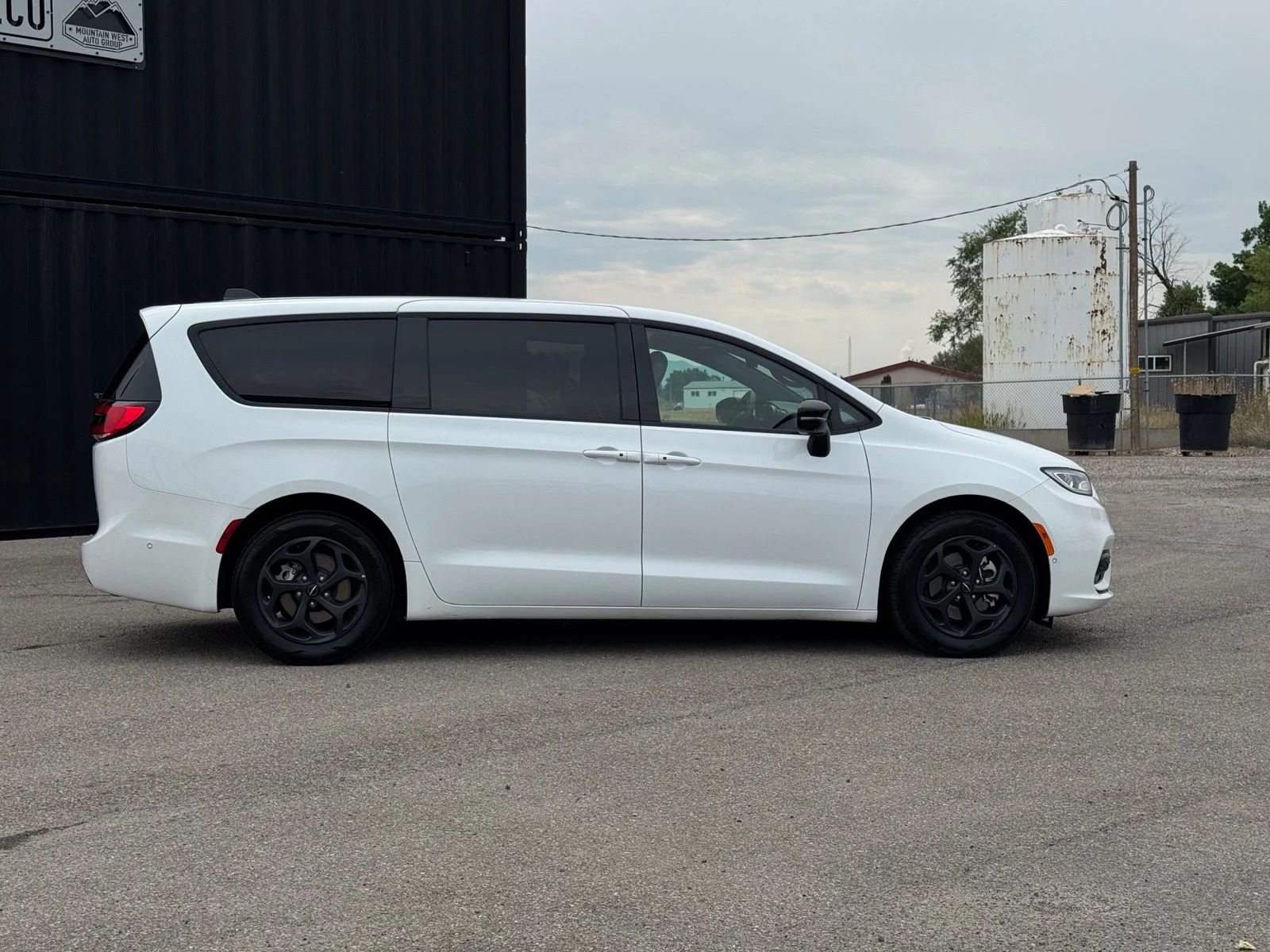 Used 2024 White Chrysler Select S Appearance image 5