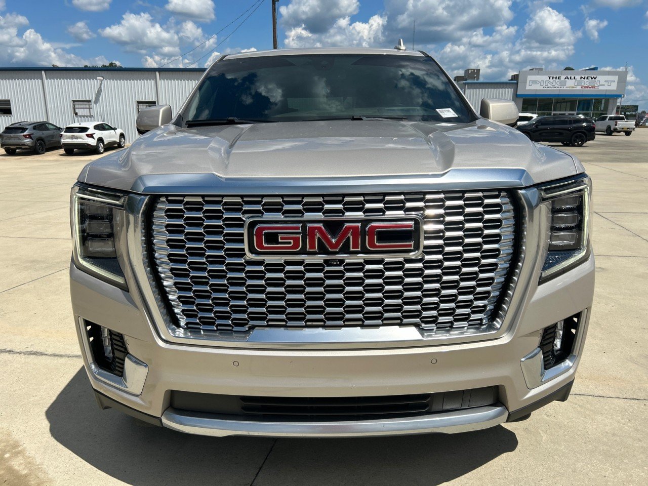Used 2022 PEARL BEIGE METALLIC GMC Denali image 5