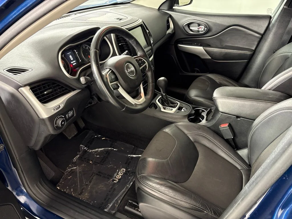 Used 2018 Blue Jeep Latitude Plus image 21