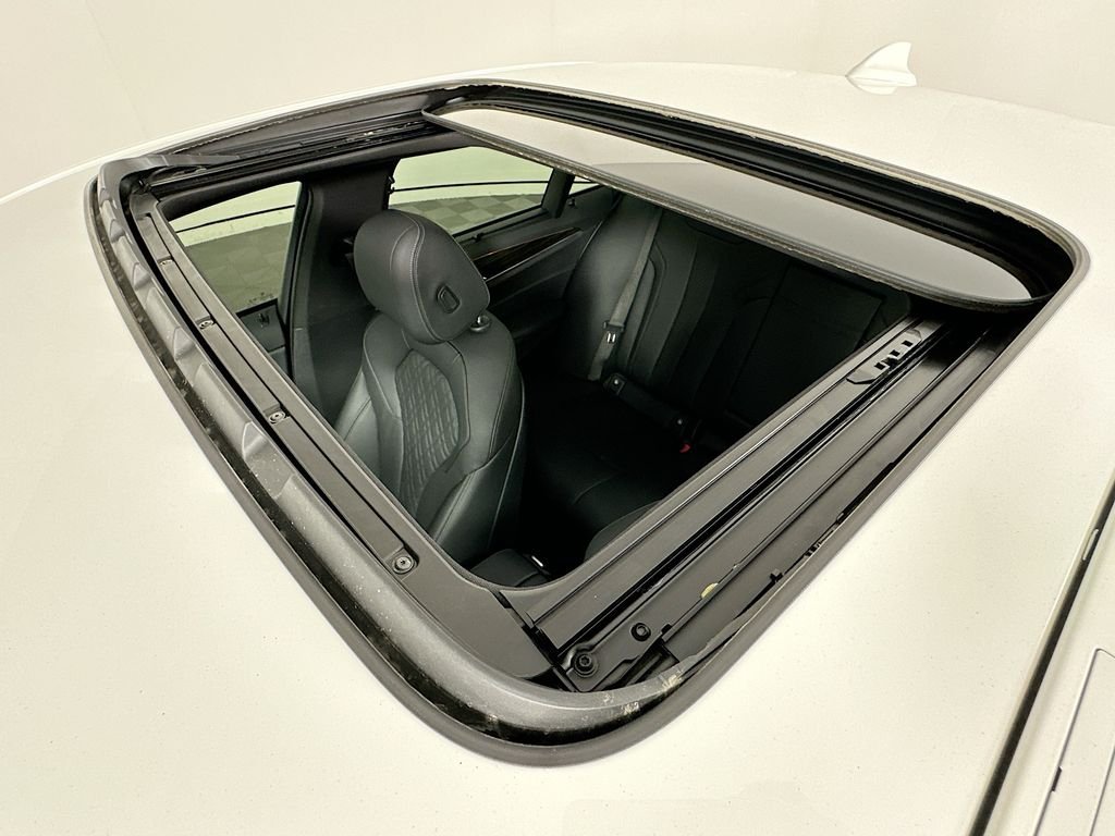 Used 2022 Alpine White BMW 540i xDrive image 22