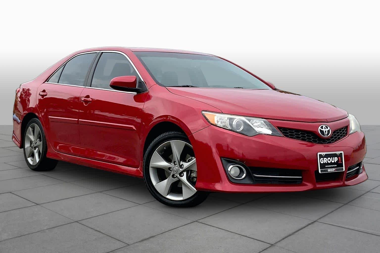 Used 2014 Barcelona Red Metallic Toyota SE image 3