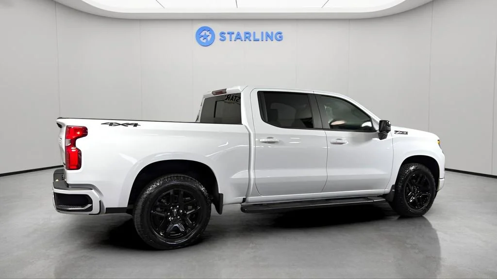 Used 2025 Summit White Chevrolet RST image 10
