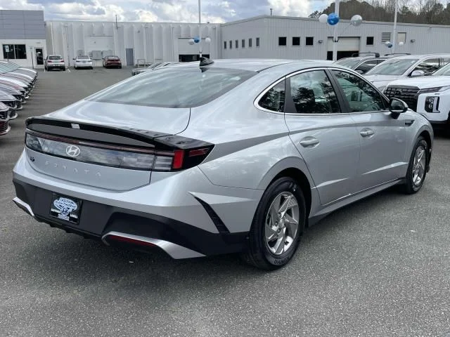 New 2025 Silver Hyundai SE image 7