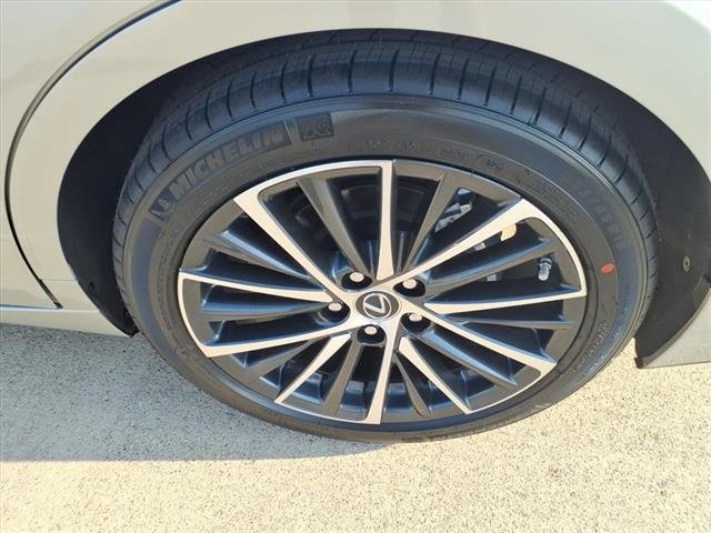 2025 Lexus ES 350 - Photo 18