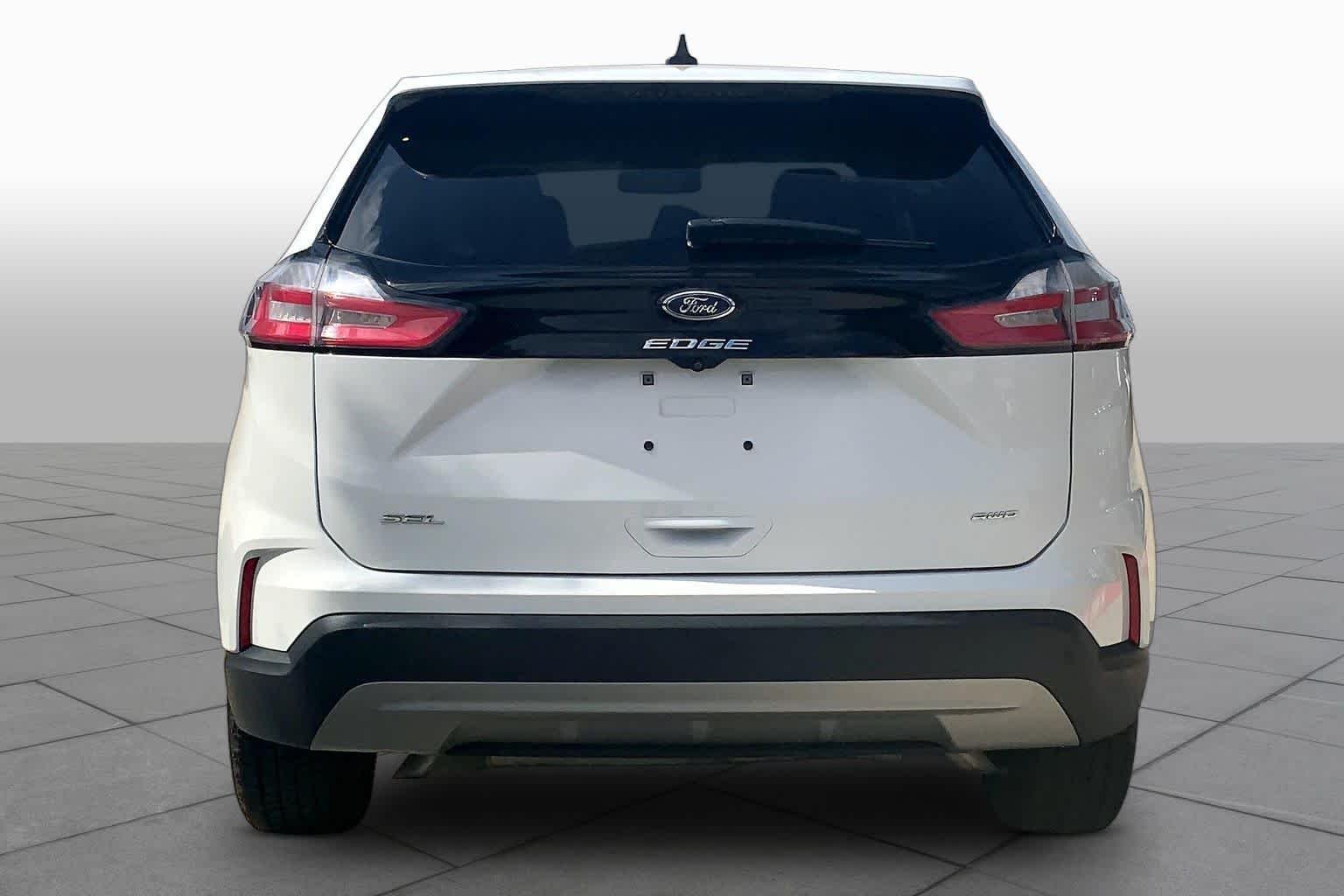 Used 2022 Oxford White Ford SEL image 5