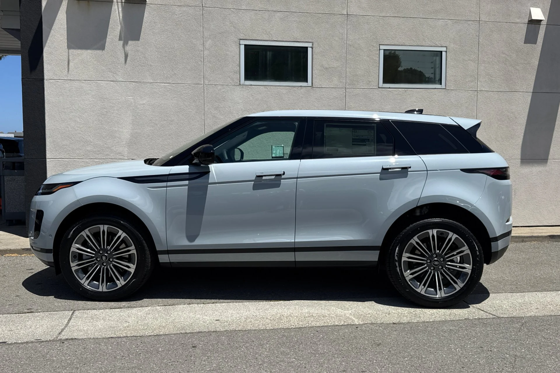 New 2026 ARROIOS GREY Land Rover Core S image 5
