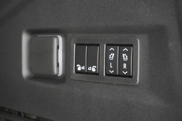 2026 GMC Yukon AT4 Ultimate - Photo 9