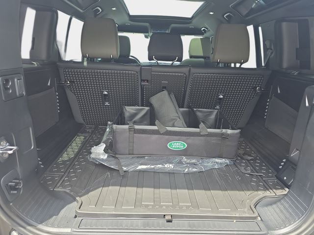 Used 2026 White Land Rover X-Dynamic SE image 10
