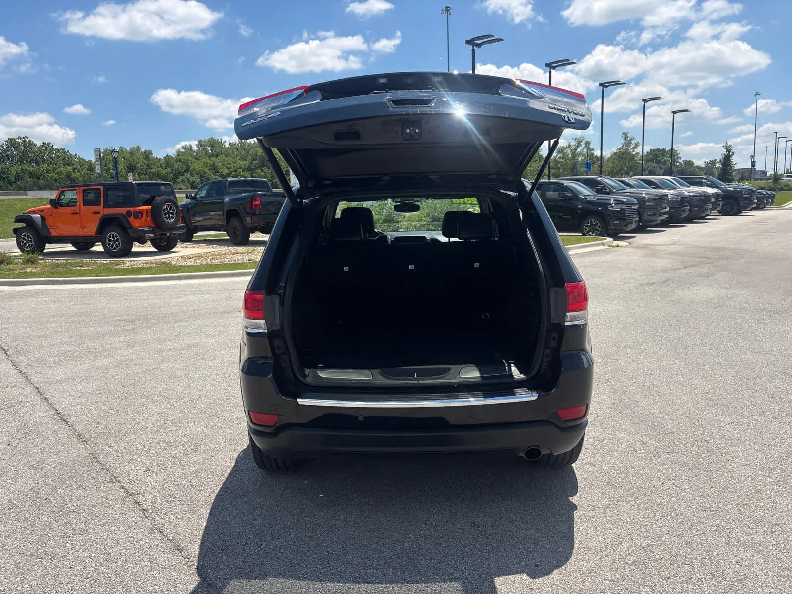 Used 2018 Diamond Black Crystal Pearlcoat Jeep Limited image 12
