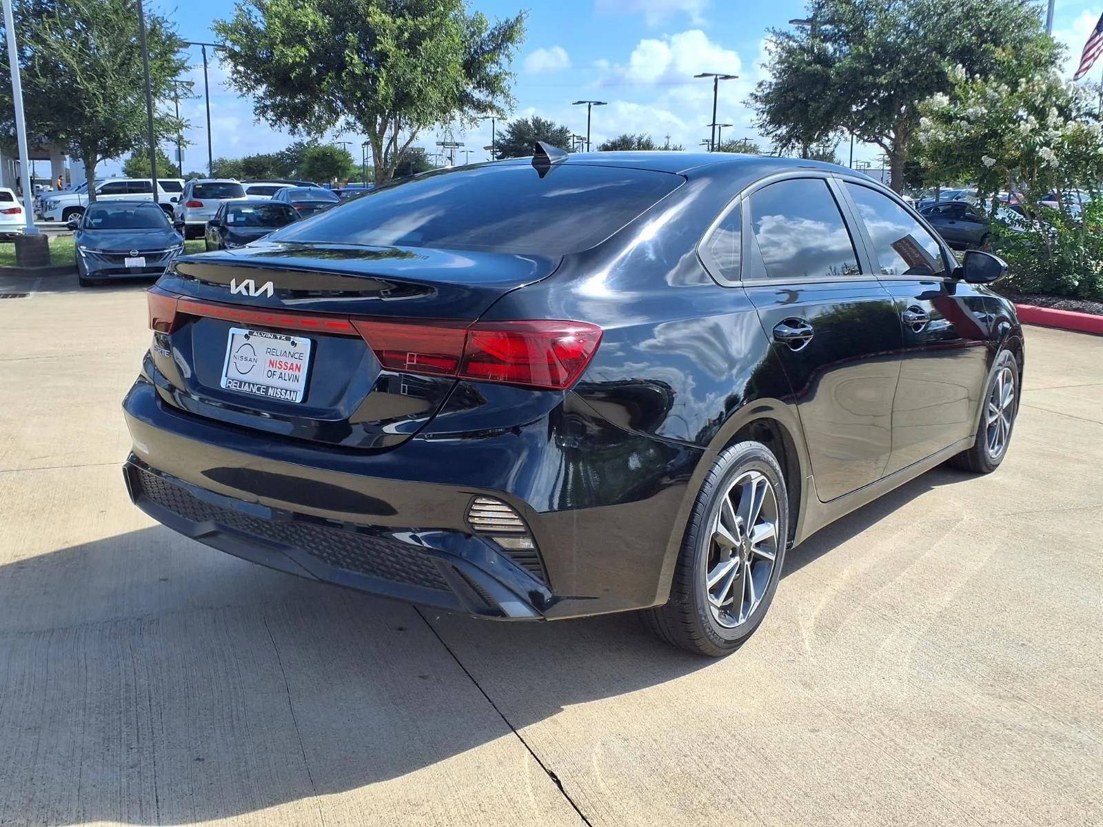 Used 2023 Black Kia LXS image 4