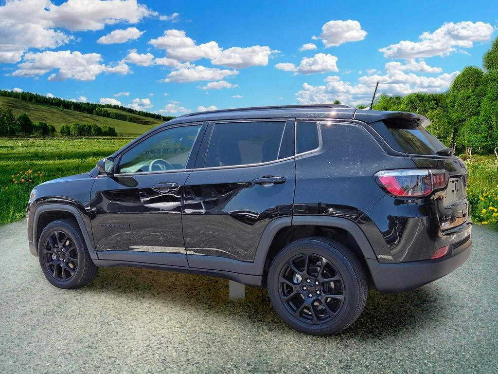 Used 2022 Black Jeep Latitude image 4