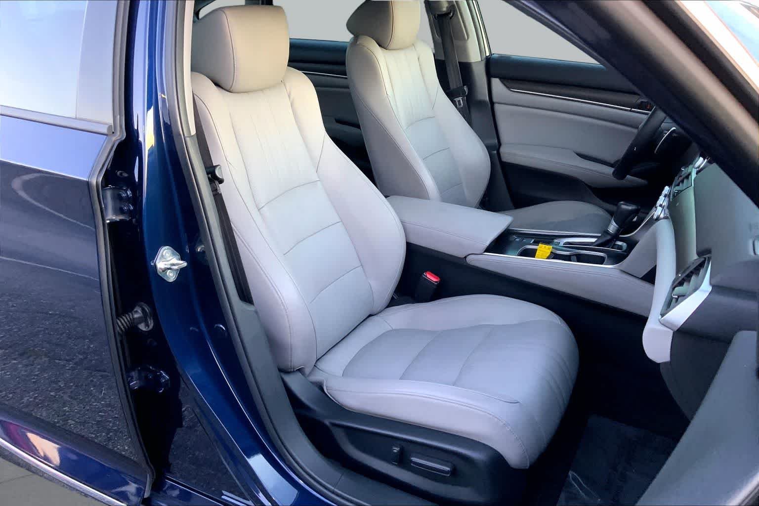 Used 2018 Obsidian Blue Pearl Honda Touring 1.5T image 9
