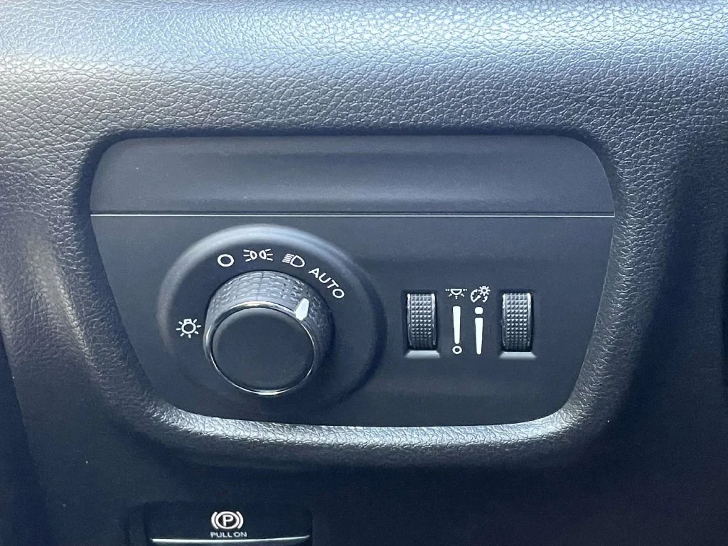 Used 2024 Silver Jeep Altitude X image 26