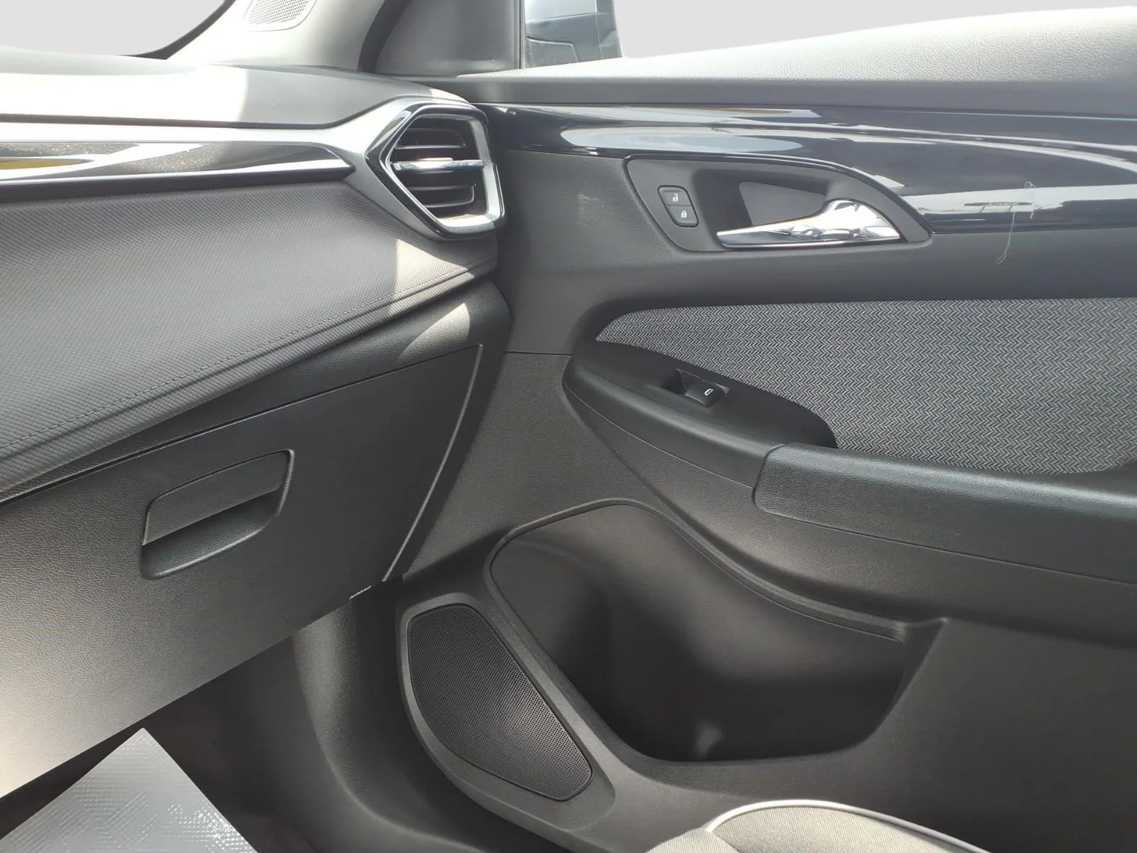 Used 2024 Sterling Gray Metallic Gzb Chevrolet LT image 22