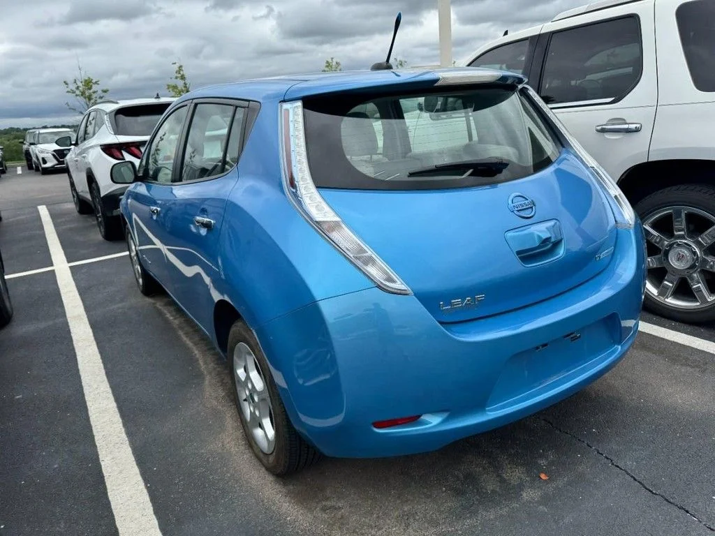 Used 2011 Blue Nissan SL image 4