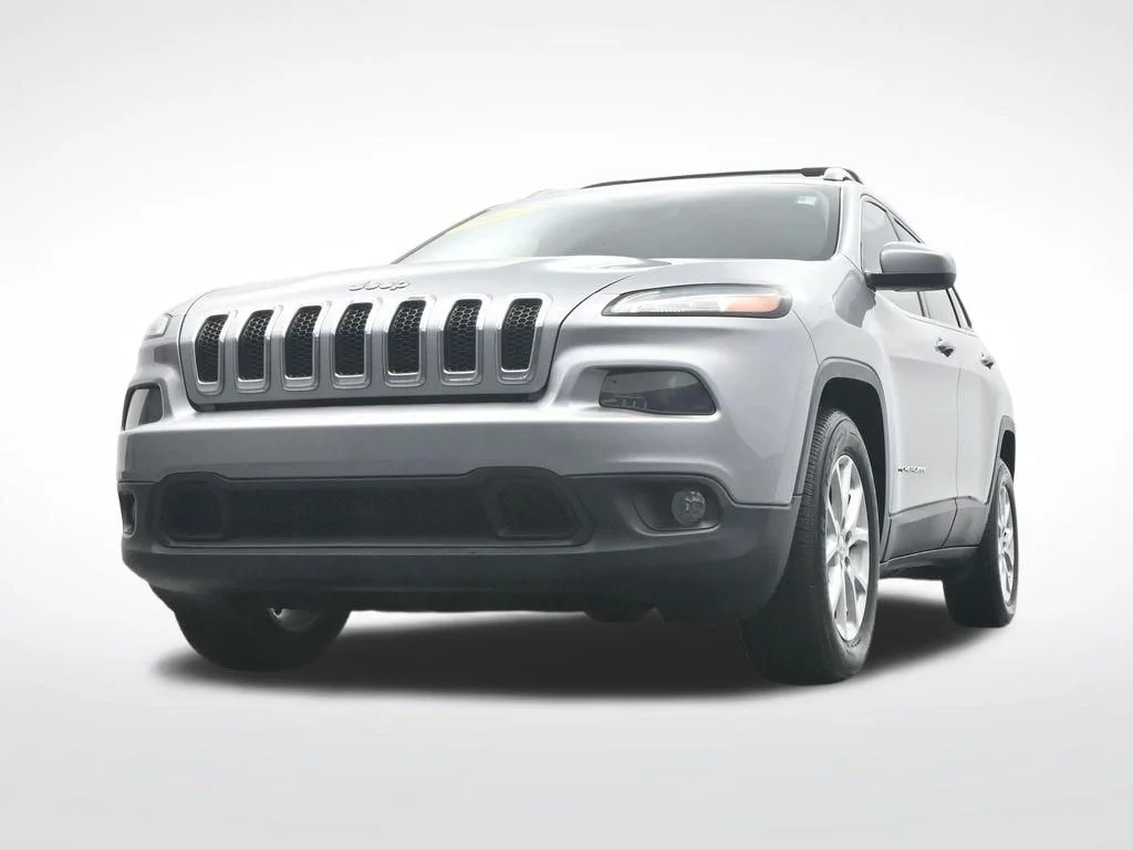 Used 2017 Billet Silver Metallic Clearcoat Jeep Latitude image 32