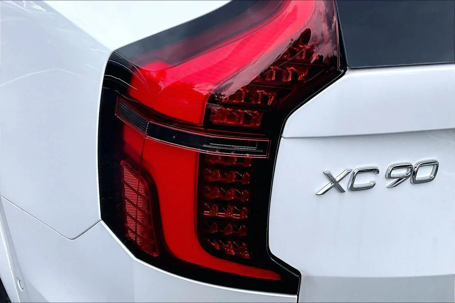New 2026 Crystal White Volvo Plus image 5