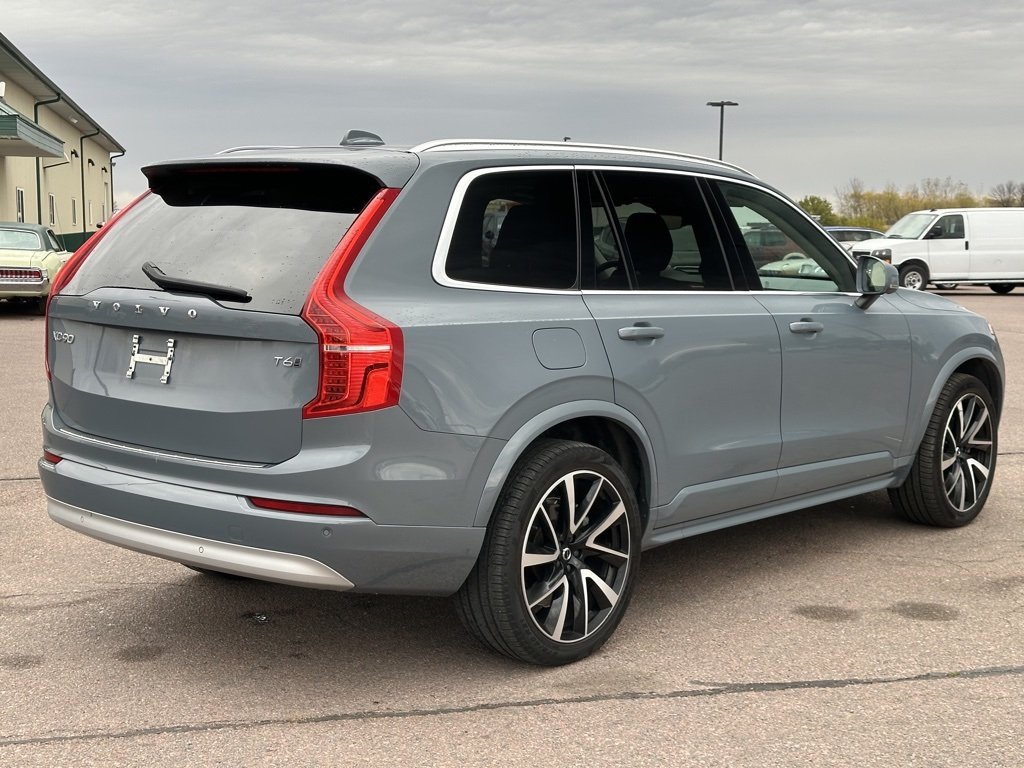 2022 Volvo XC90 T6 Momentum photo 3