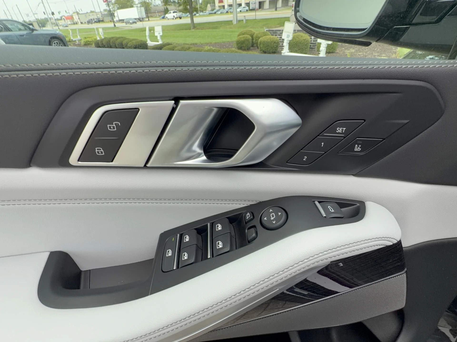 New 2026 Carbon Black Metallic BMW xDrive40i image 10