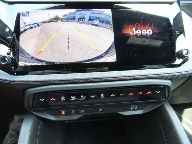 New 2026 Diamond Black Crystal Pearl-Coat Exterior Paint Jeep Limited image 28
