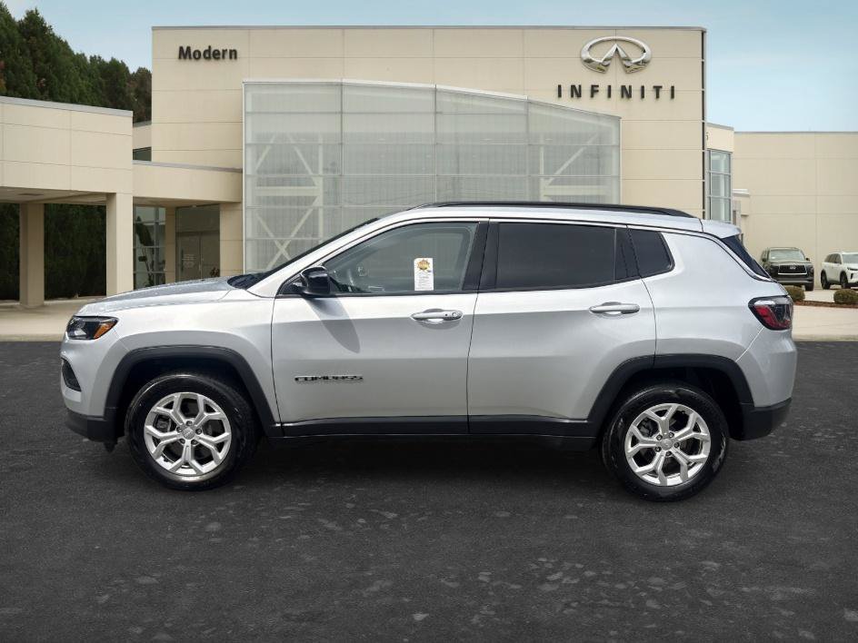Used 2024 Silver Zynith Metallic Clearcoat Jeep Latitude image 7
