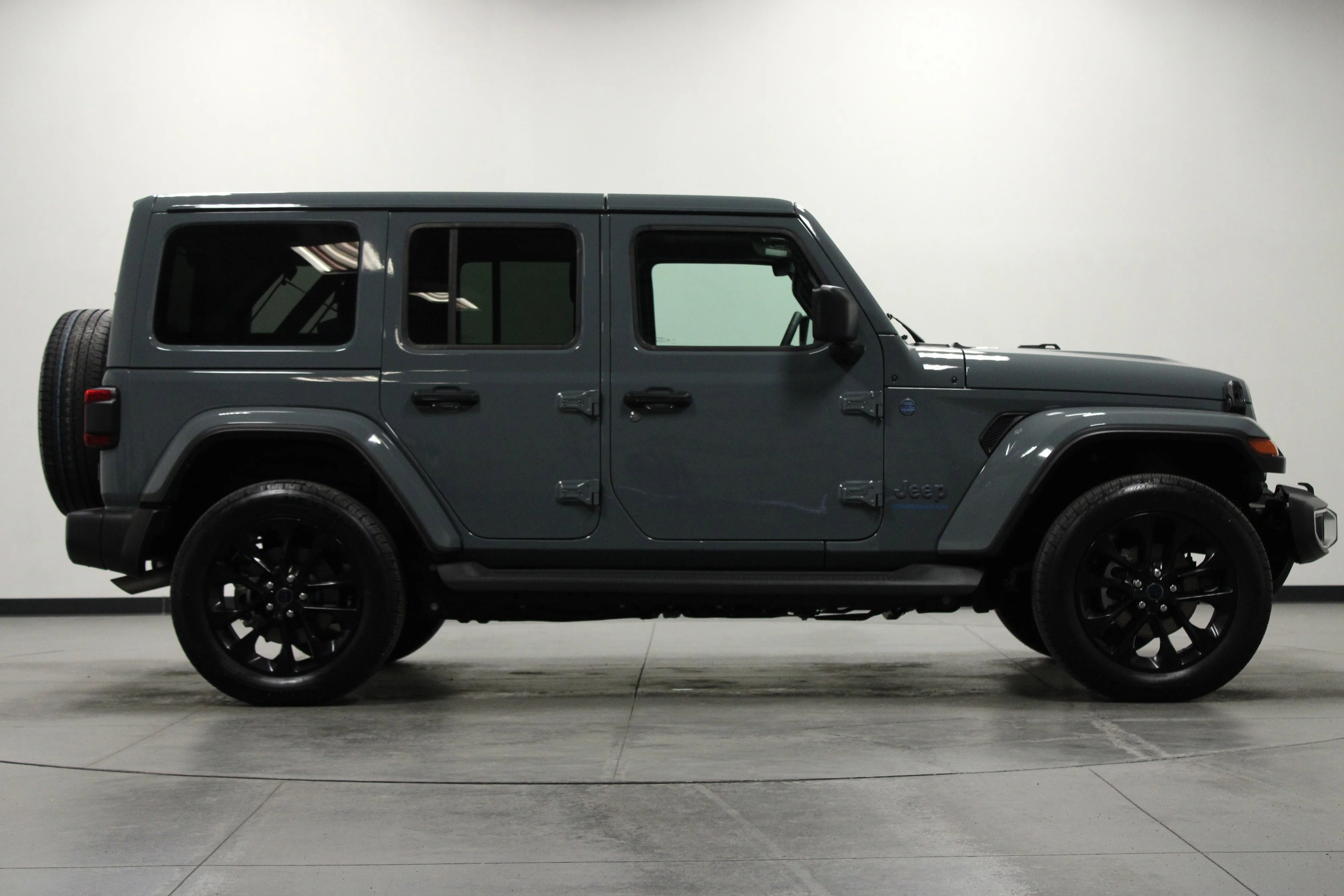 Used 2025 Anvil Clear Coat Jeep Sahara image 3