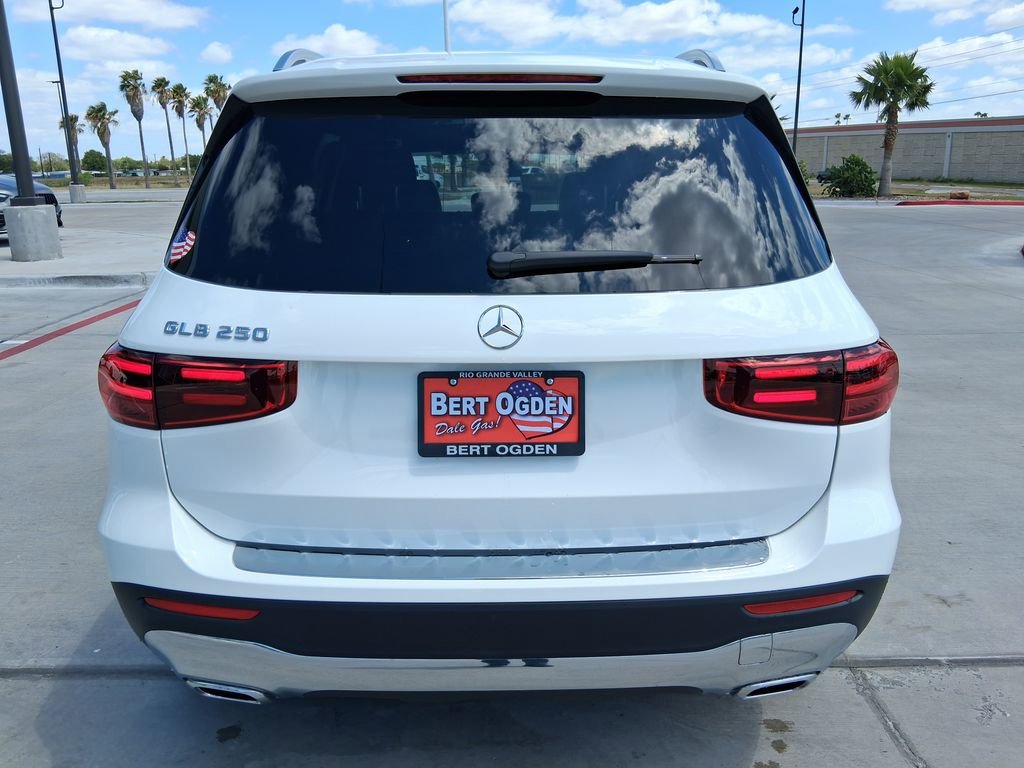 New 2026 Polar White Mercedes-Benz GLB 250 image 39