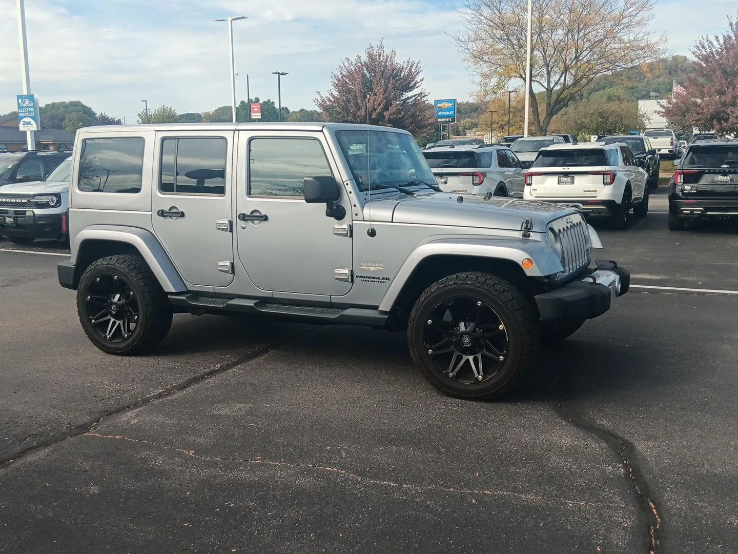 Used 2014 Billet Metallic Clearcoat Jeep Sahara image 2