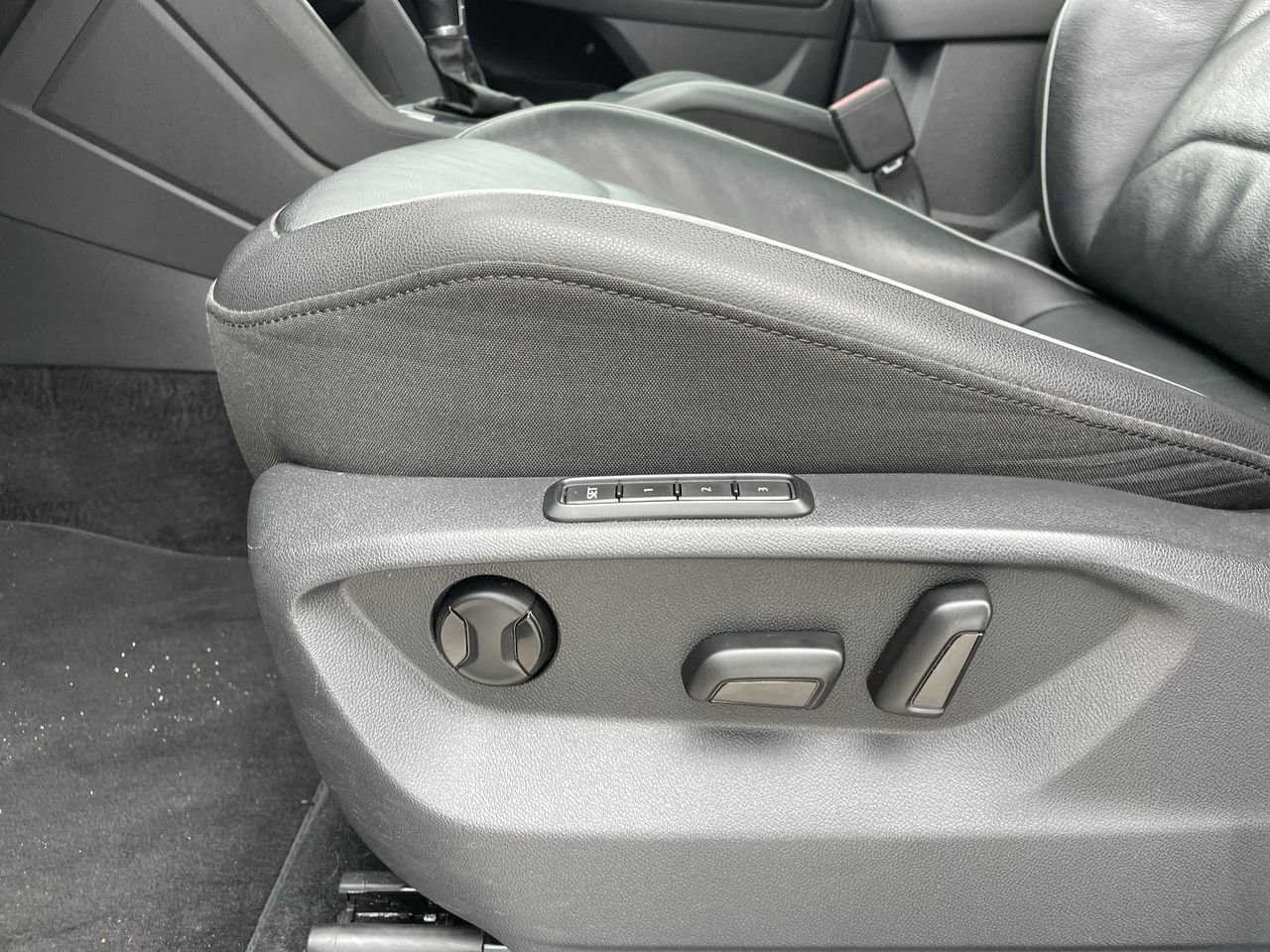 Used 2019 Pure White Volkswagen SEL Premium image 19
