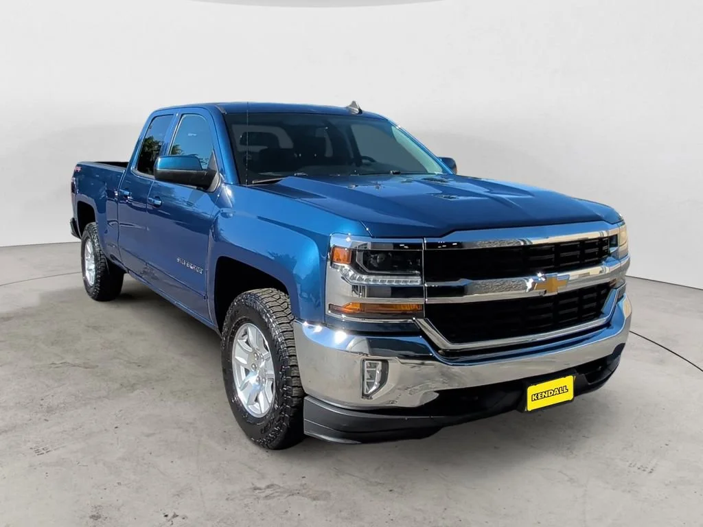 Used 2017 DEEP OCEAN BLUE METALLIC Chevrolet LT image 4