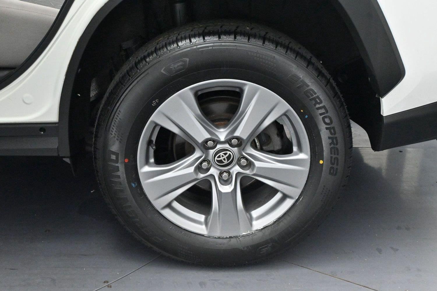 Used 2022 White Toyota XLE image 36