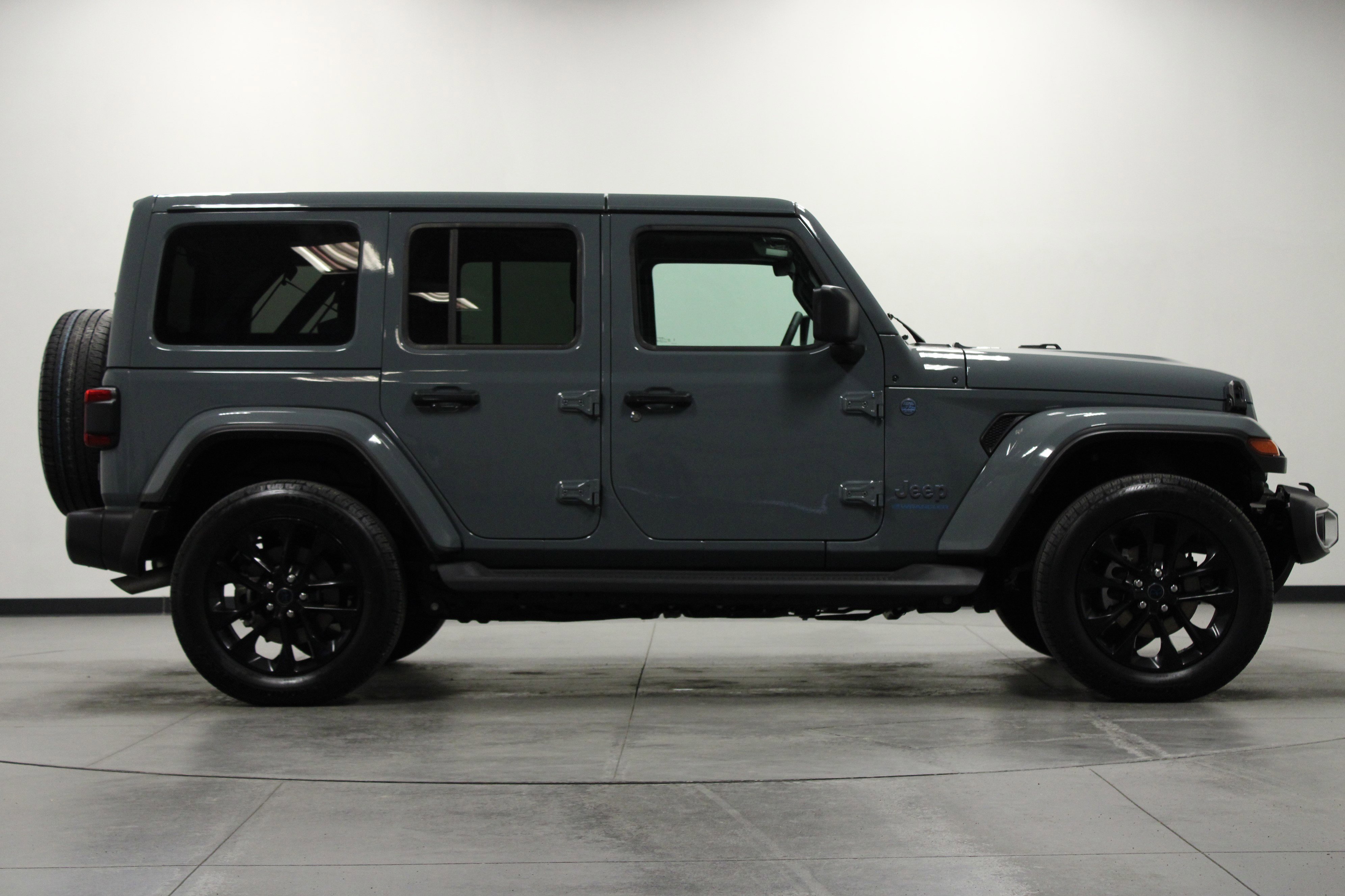 Used 2025 Anvil Clear Coat Jeep Sahara image 3