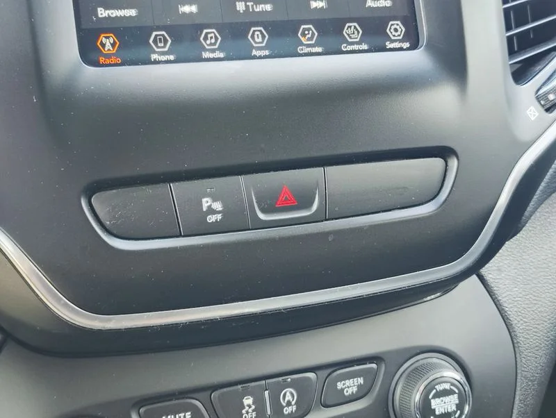 Used 2019 Green Jeep Latitude Plus image 29