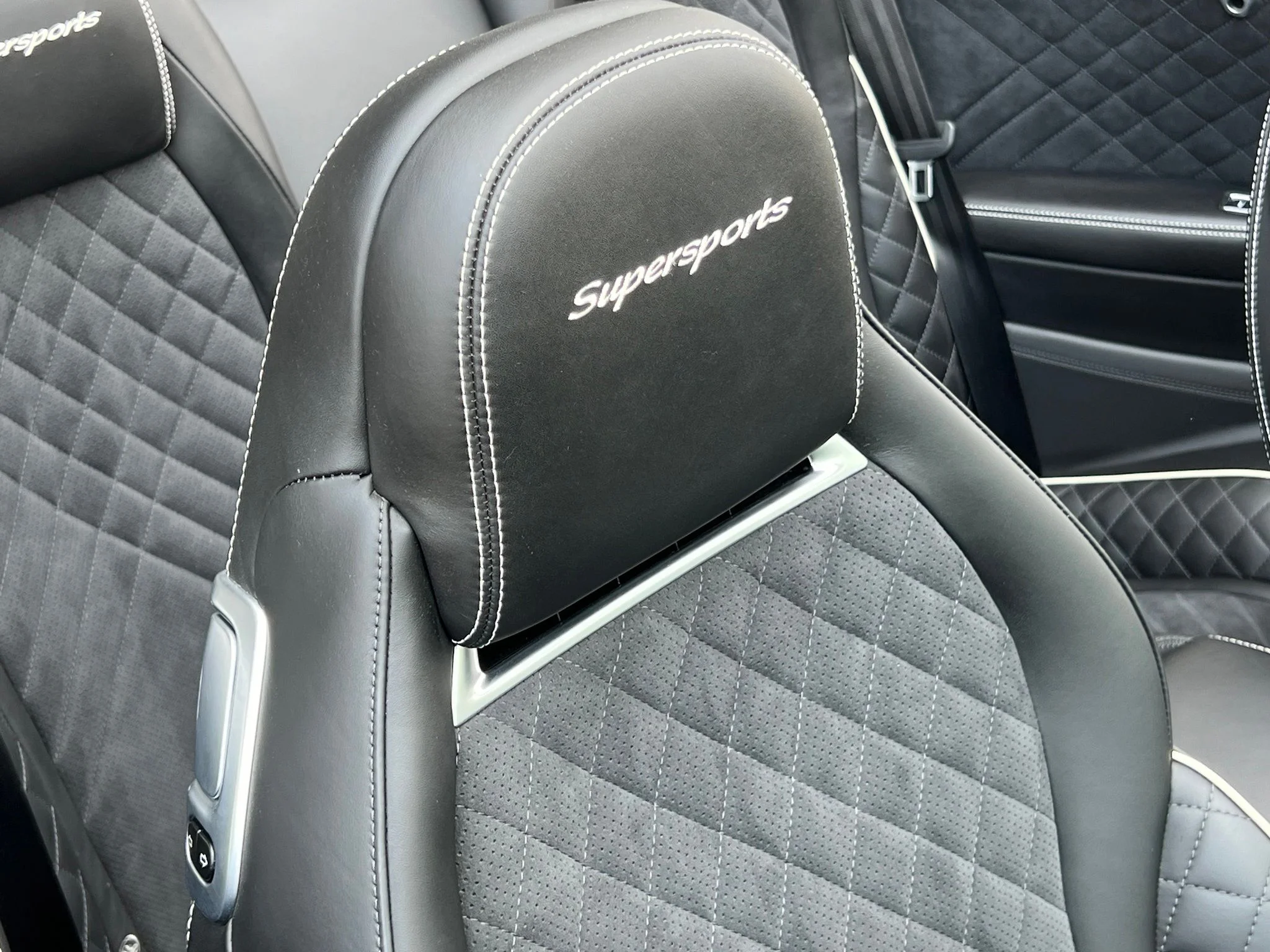 Used 2018 Black Bentley Base image 32