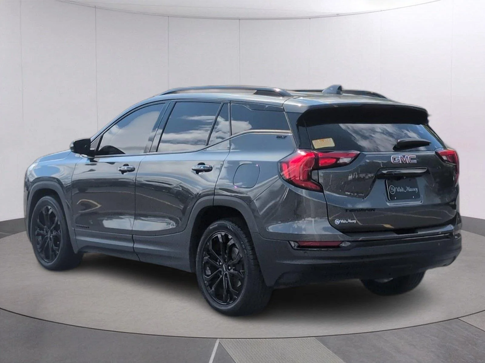 Used 2021 Graphite Gray Metallic GMC SLT image 3