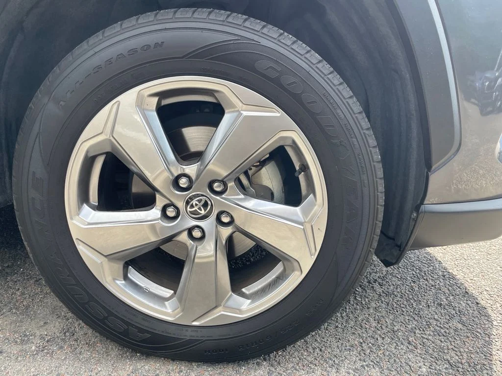 Used 2021 Gray Toyota XLE Premium image 9