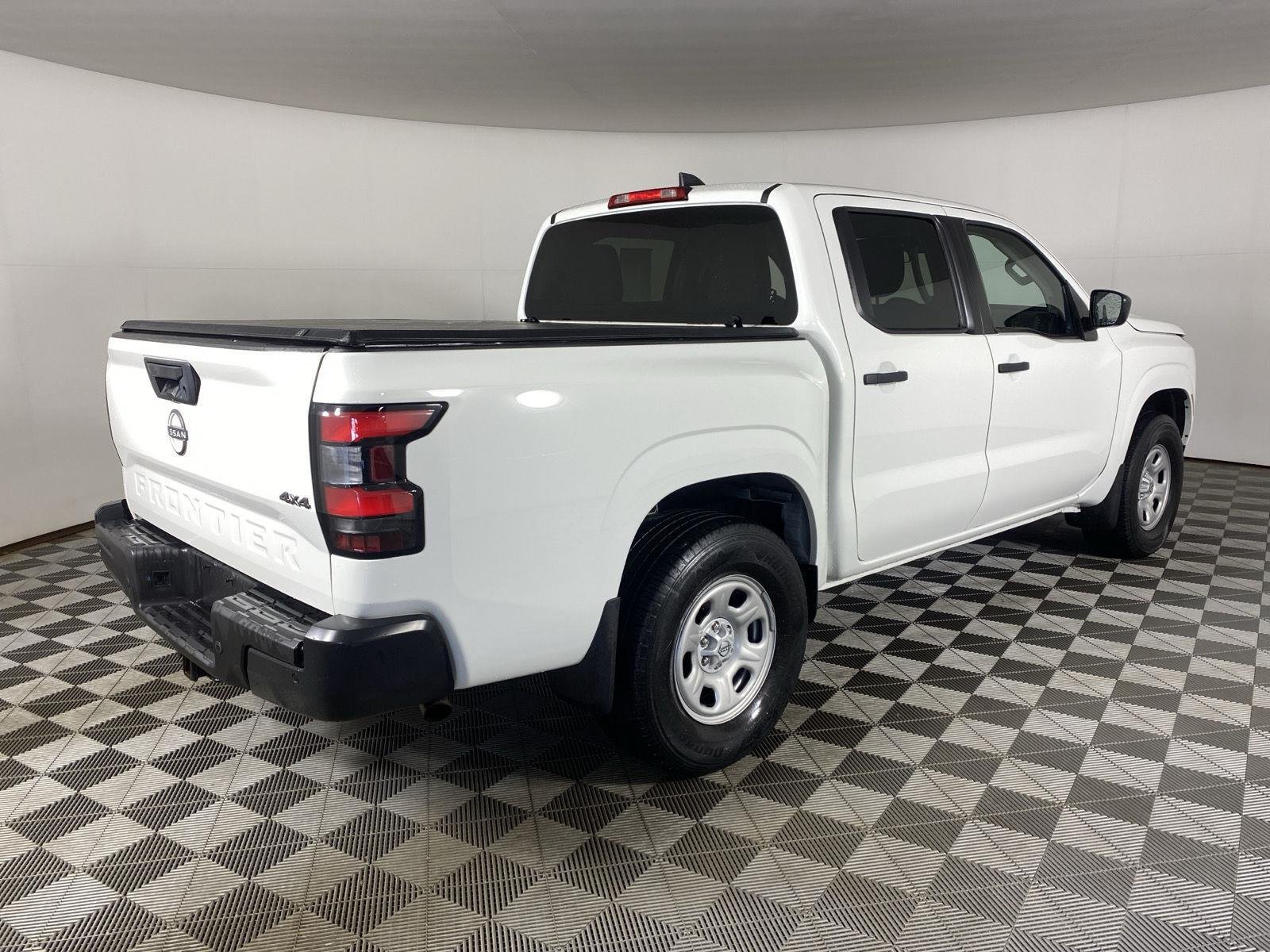 Used 2022 Glacier White Nissan S image 7
