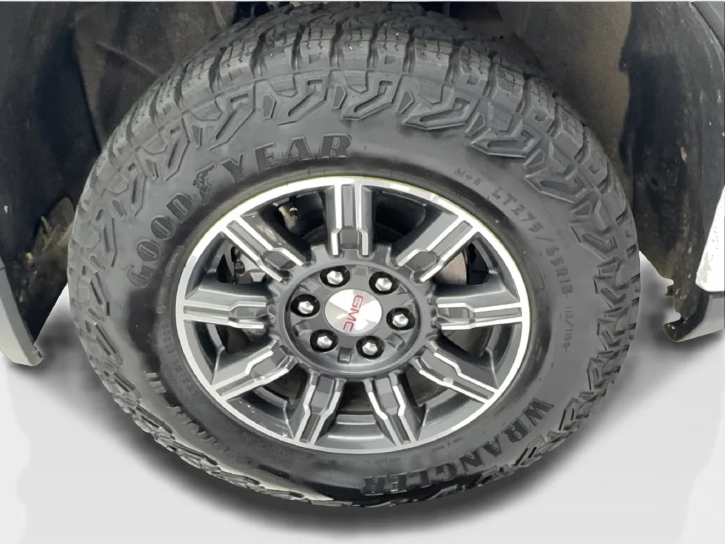 Used 2025 White GMC AT4 image 18