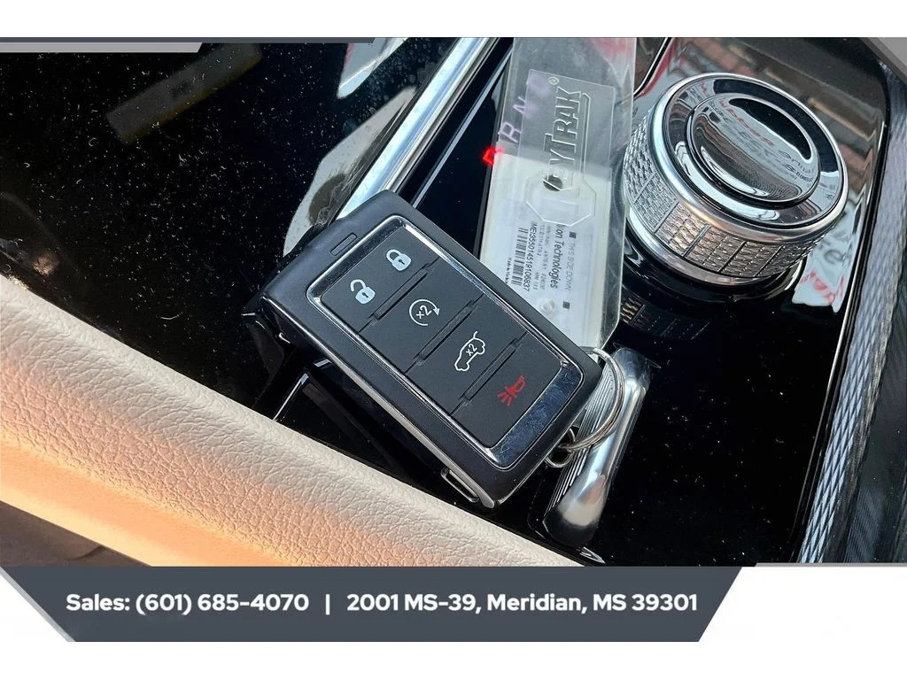 Used 2025 Baltic Gray Metallic Clearcoat Jeep Limited image 9