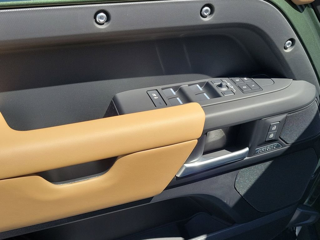 New 2026 Woolstone Green Land Rover X-Dynamic SE image 23