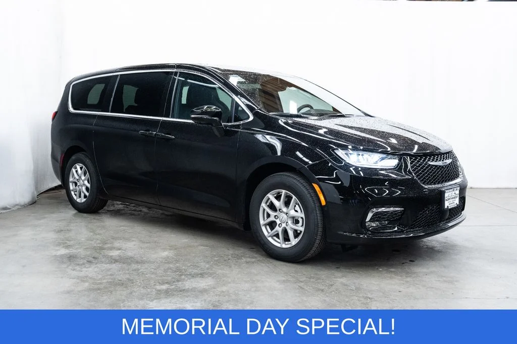 2026 Chrysler Pacifica Select's photo