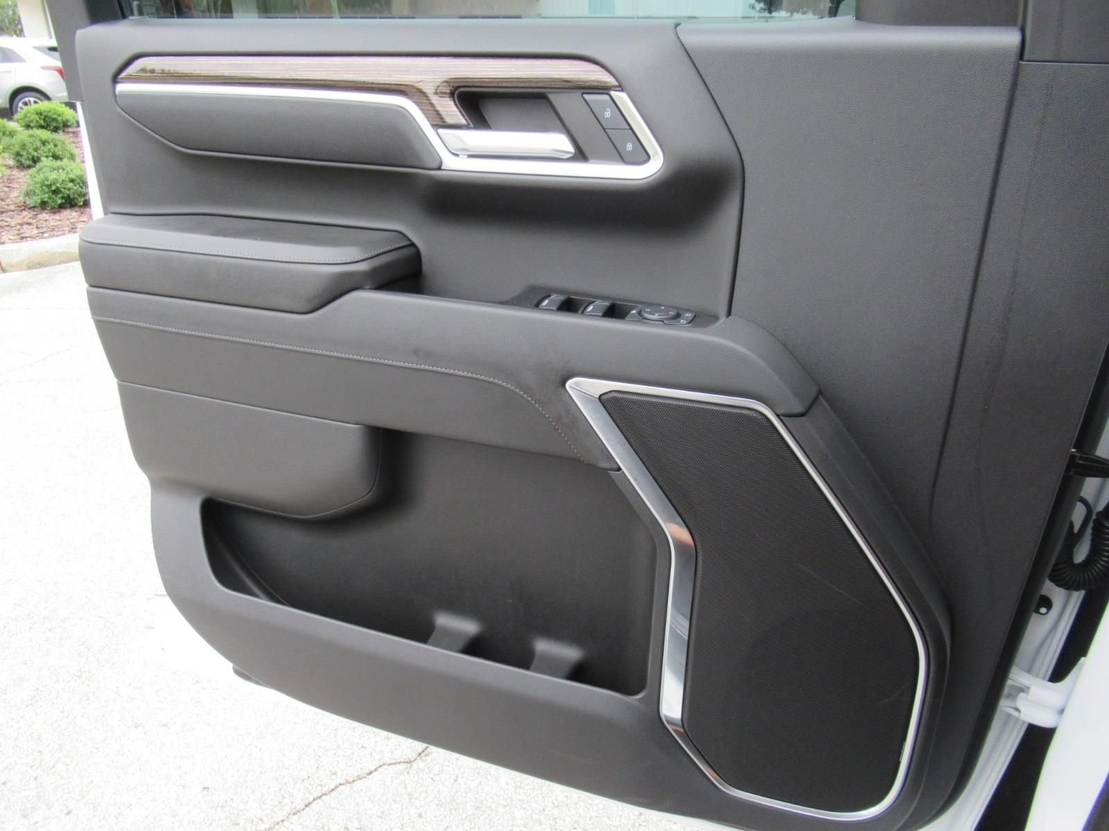 Used 2024 Summit White GMC Elevation image 17