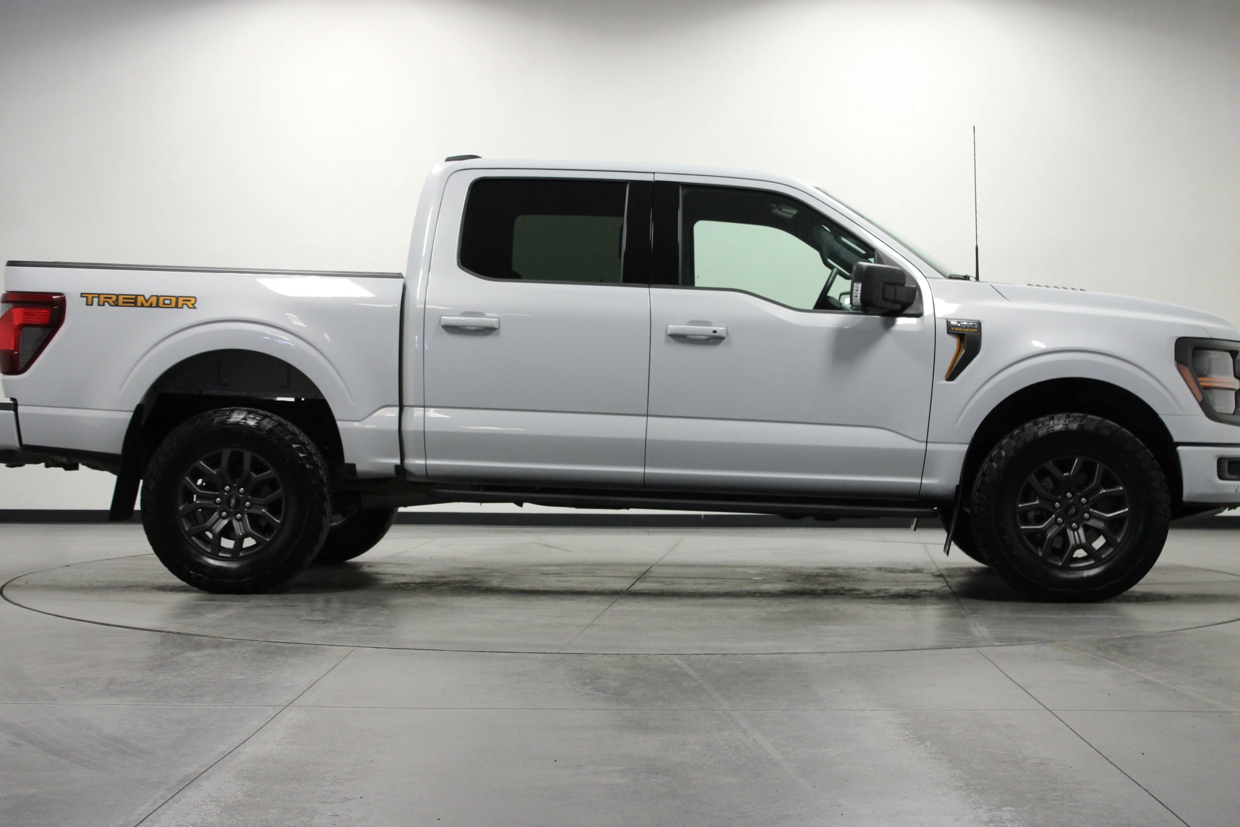 Used 2025 Oxford White Ford Tremor image 3