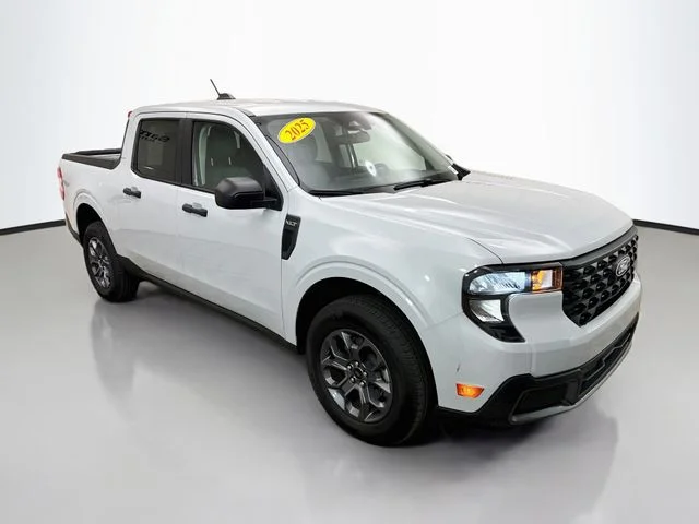 Used 2025 White Metallic Ford XLT image 1