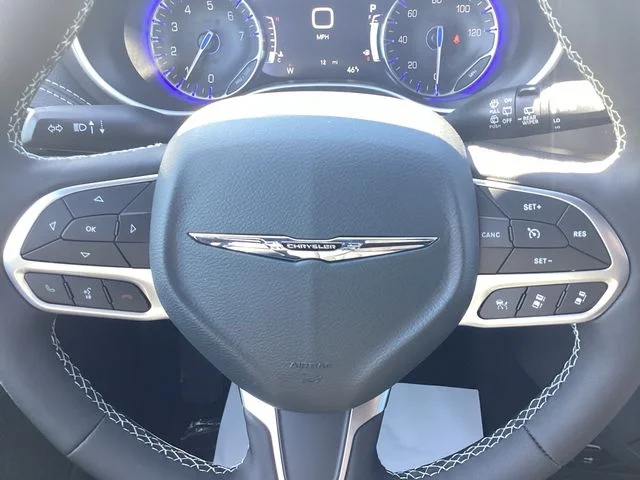 New 2026 Silver Mist Clearcoat Chrysler SELECT image 13