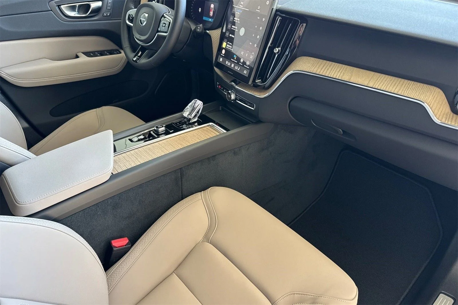 2026 Volvo XC60 Plus - Photo 17