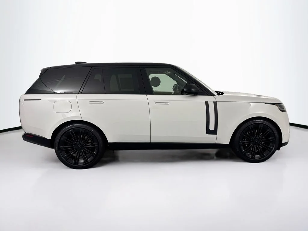 New 2026 Ostuni Pearl White Land Rover Autobiography image 4