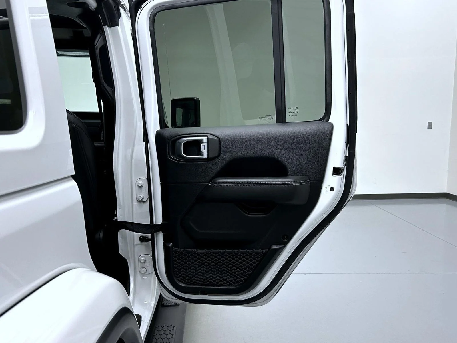 Used 2019 White Jeep Unlimited Sahara image 17